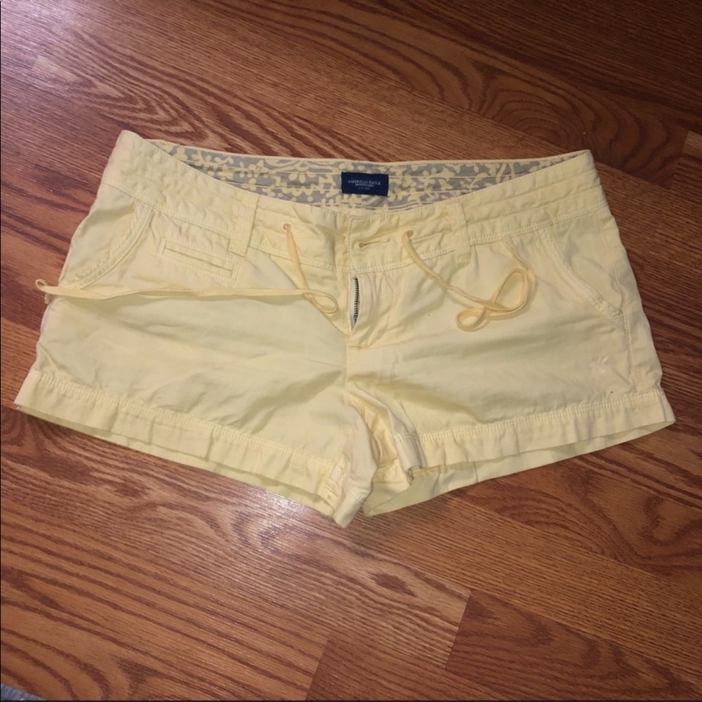 AMERICAN EAGLE SHORTS | 6 LIGHT YELLOW